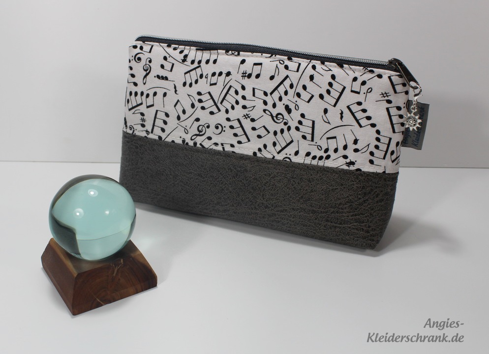 Angies Kleiderschrank, Stittasche