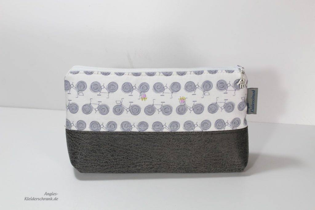 Angies Kleiderschrank, Stifttasche